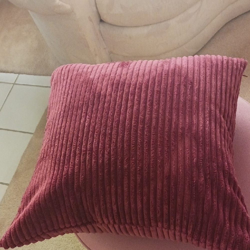 Decorative "ribbed" Plush Pillow 18x18", NEW.. merlot shade